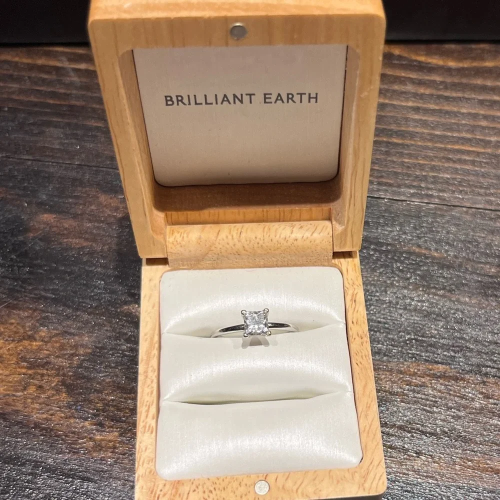 0.80 Carat Engagement Ring, 18K - Picture 5 of 6